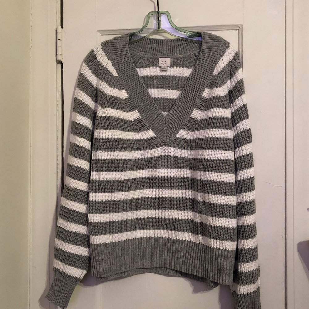 NWOT A New Day Grey & White Striped V-Neck Sweater - Size L